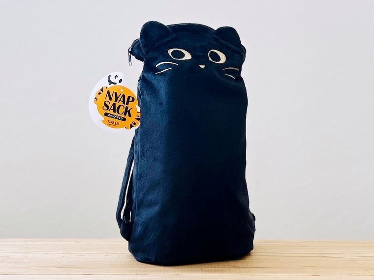 カルディのニャップザックがテーブルに置かれている様子