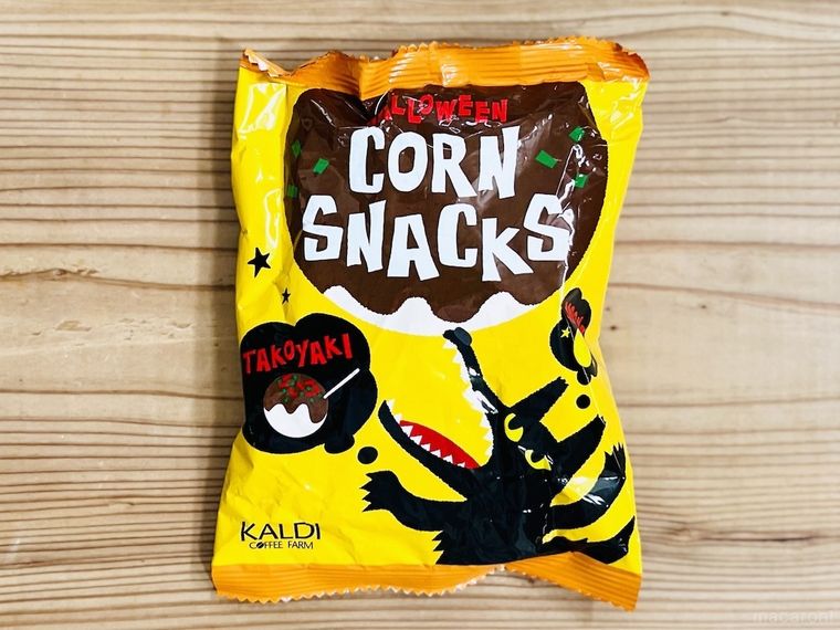 テーブルに置かれたハロウィン コーンスナック たこ焼き味