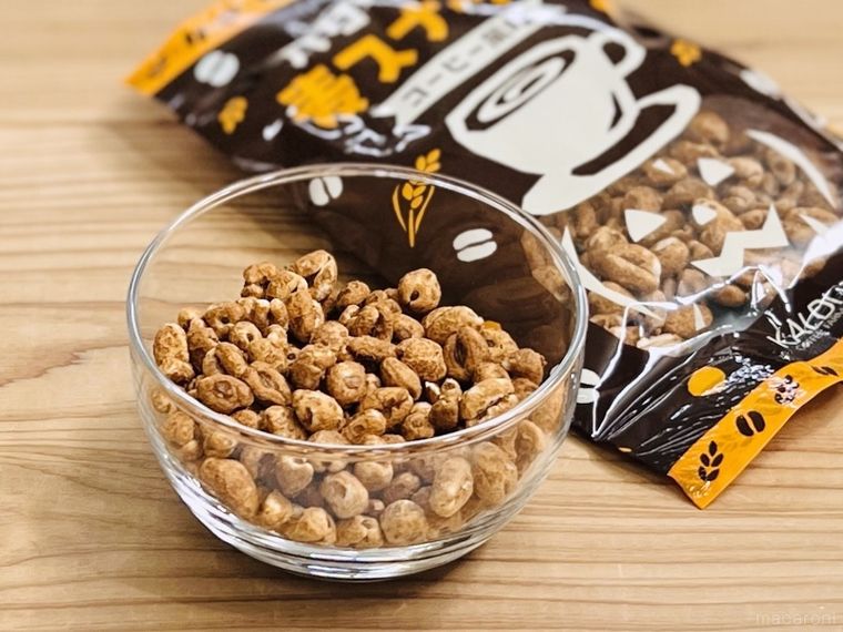 ハロウィン 麦スナック コーヒー風味をガラスの器に出した様子