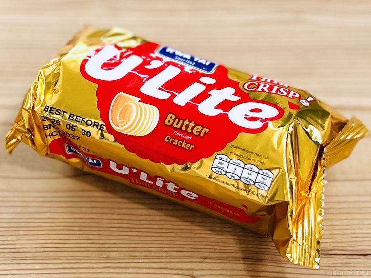 テーブルに置かれたフワタイ ユーライト バターフレーバー ビスケット