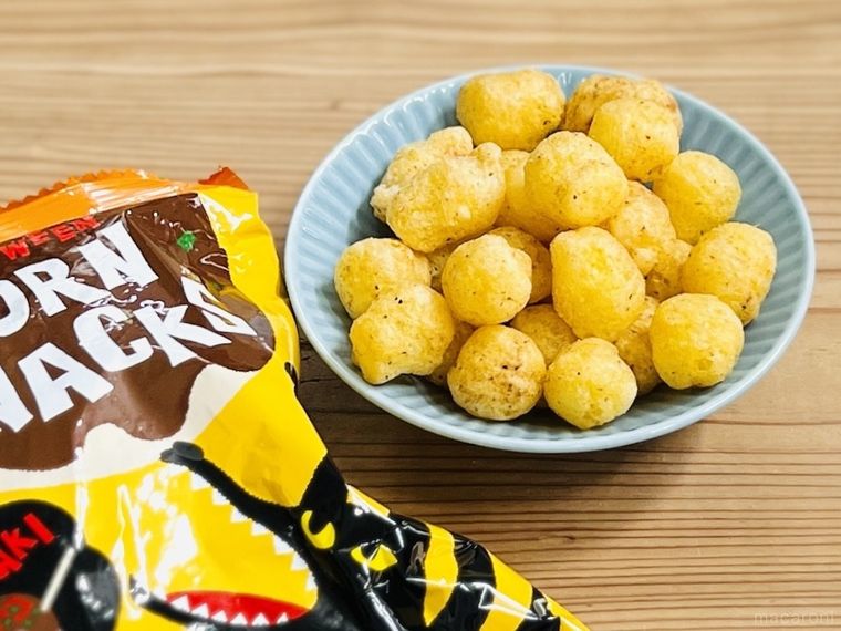 ハロウィン コーンスナック たこ焼き味を水色の皿に出した様子