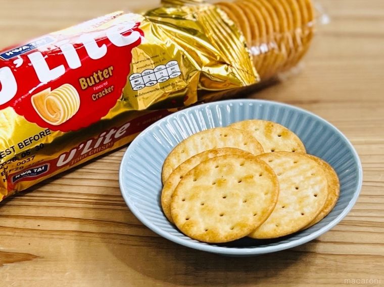 フワタイ ユーライト バターフレーバー ビスケットを水色の皿に出した様子