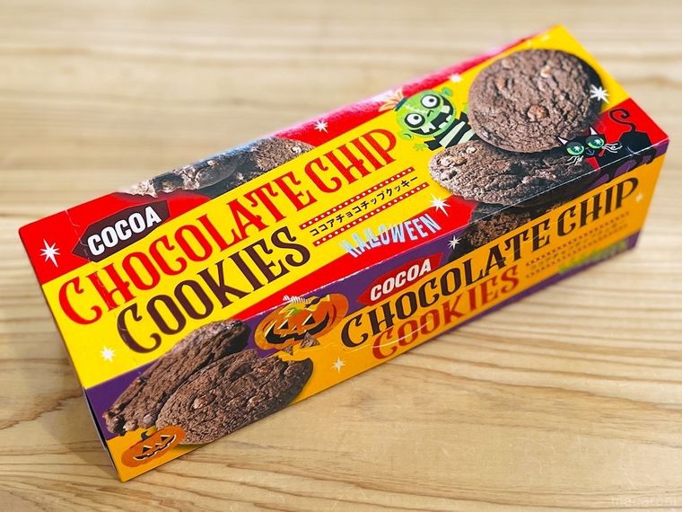 テーブルに置かれたハロウィンココアチョコチップクッキー