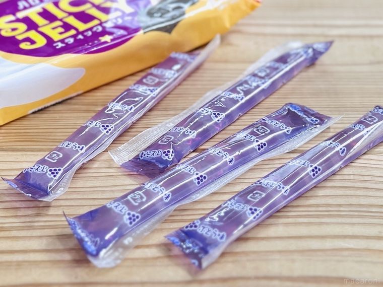 ハロウィンスティックゼリー ぶどう味を外袋から出した様子