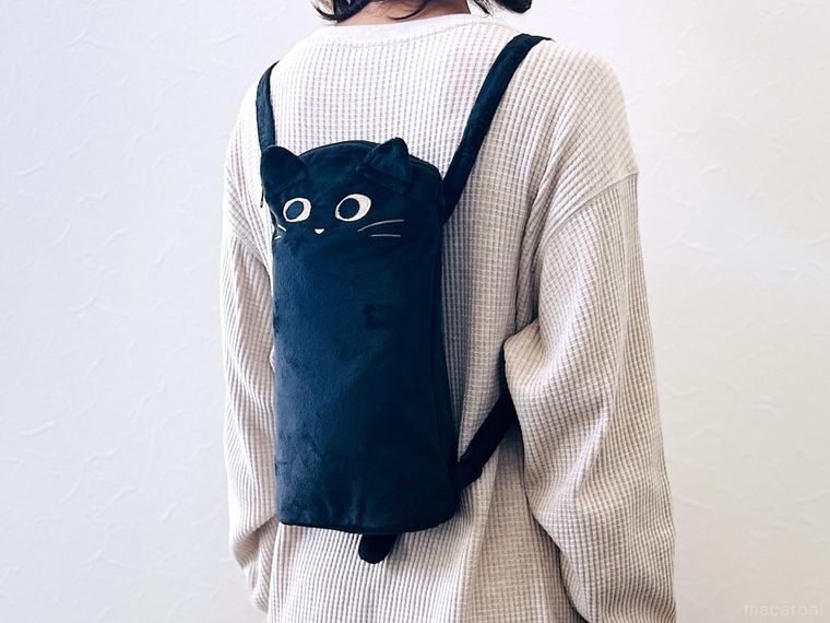 カルディのニャップザックを大人が背負った様子