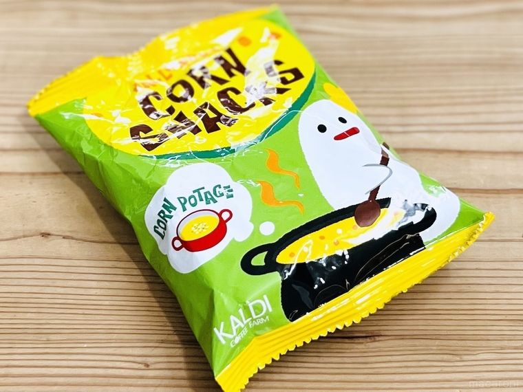 テーブルに置かれたハロウィンコーンスナック コーンポタージュ味