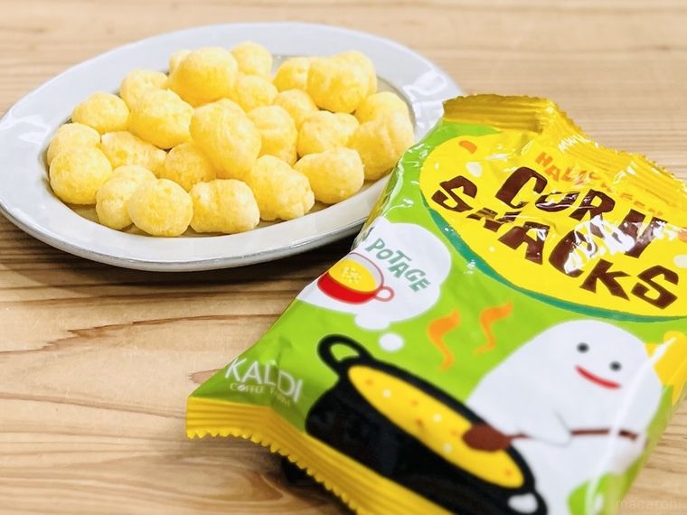 ハロウィンコーンスナック コーンポタージュ味をグレーの皿に出した様子