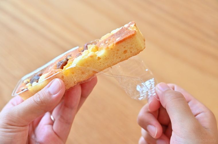 スティックケーキのトレイを折り曲げている