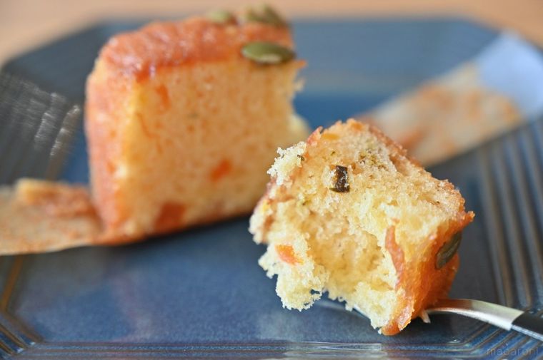 パウンドケーキをフォークでひと口サイズにカットしている