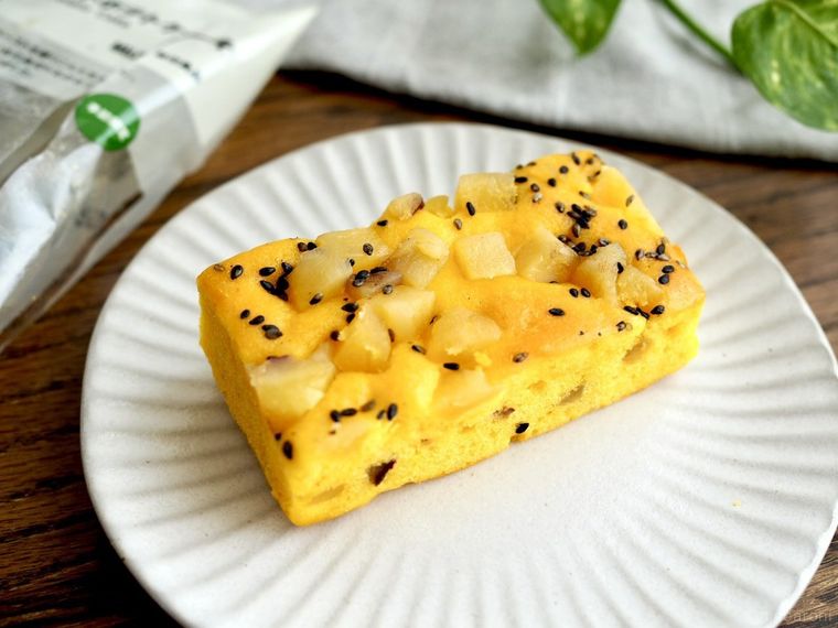 小皿にのせた無印良品のスイートポテトケーキ