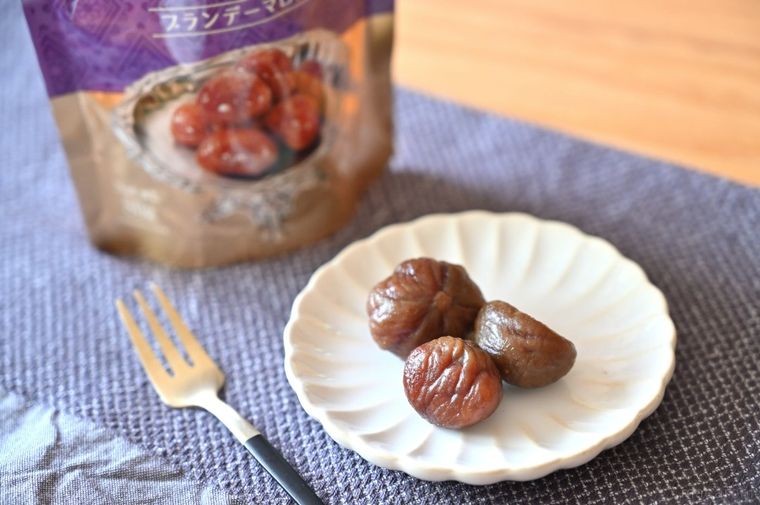 白皿にのった3つのブランデーマロンとフォーク