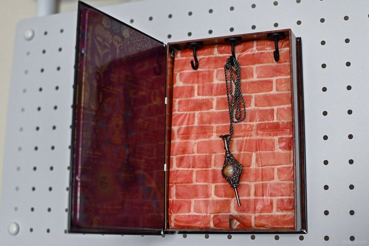 クッキー缶をリメイクした壁掛け収納