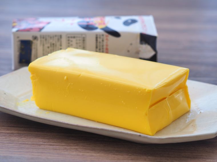 お皿に出したパンダ スイートポテトプリンとパッケージ