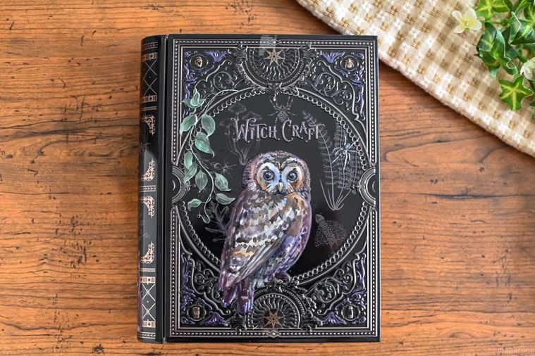 カルディ魔法辞書クッキー缶のパッケージ