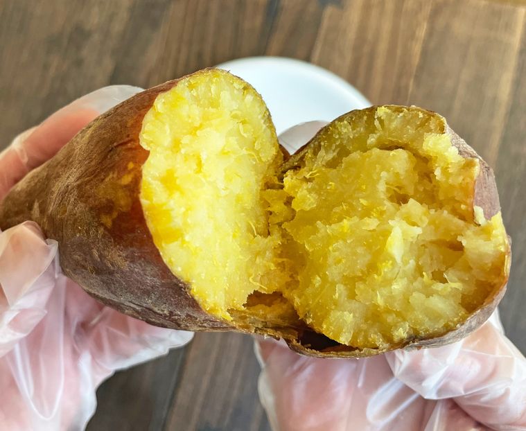 あまい焼き芋を半分に割った断面写真