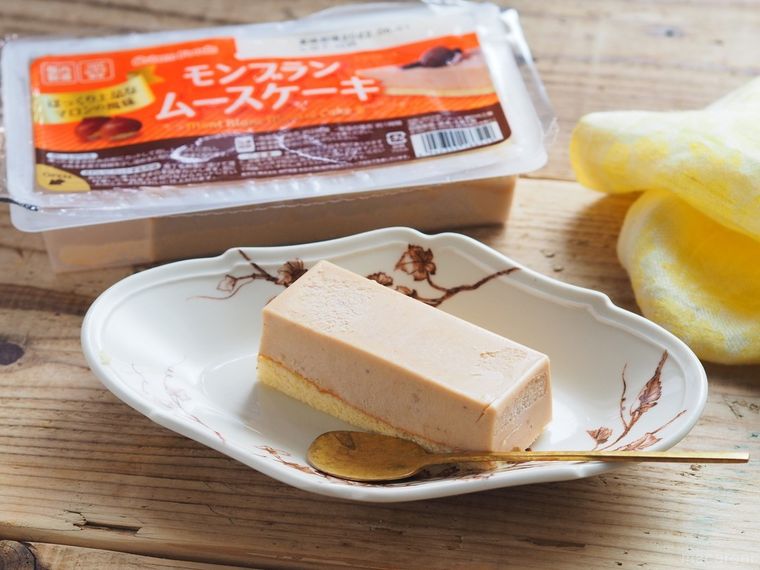 カットしてお皿に盛り付けた業務スーパーのモンブラン