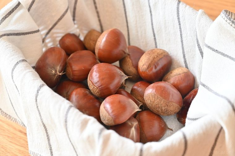 かごに入った複数の栗