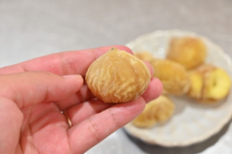 鍋で煮てから剥いた栗