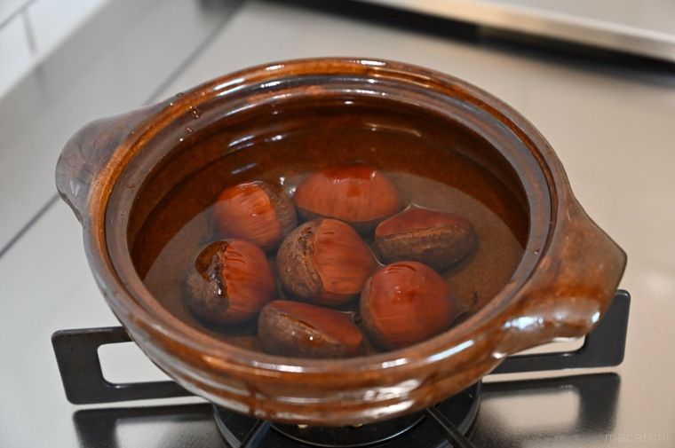 栗を土鍋で煮ている