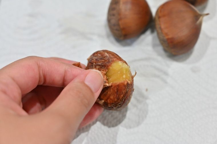 栗の渋皮を手で剥いている