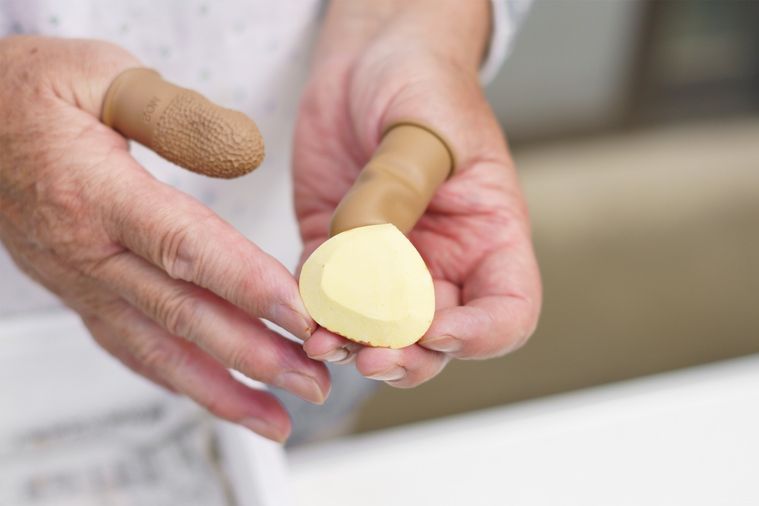 剥き終えた栗を手に持っている