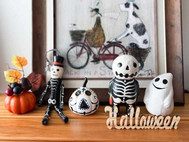 おばけやスカルのオーナメントが並ぶハロウィンのデコレーション