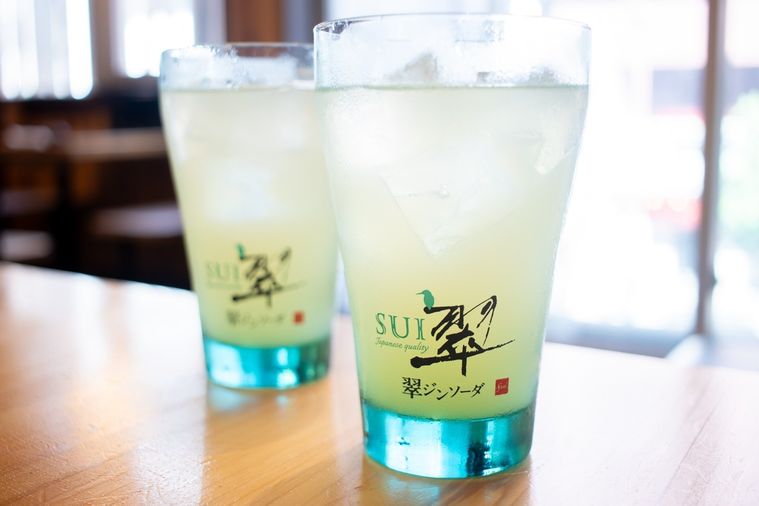 木製のテーブルの上にふたつ並んだ鳥貴族翠ジンソーダ宮崎日向夏