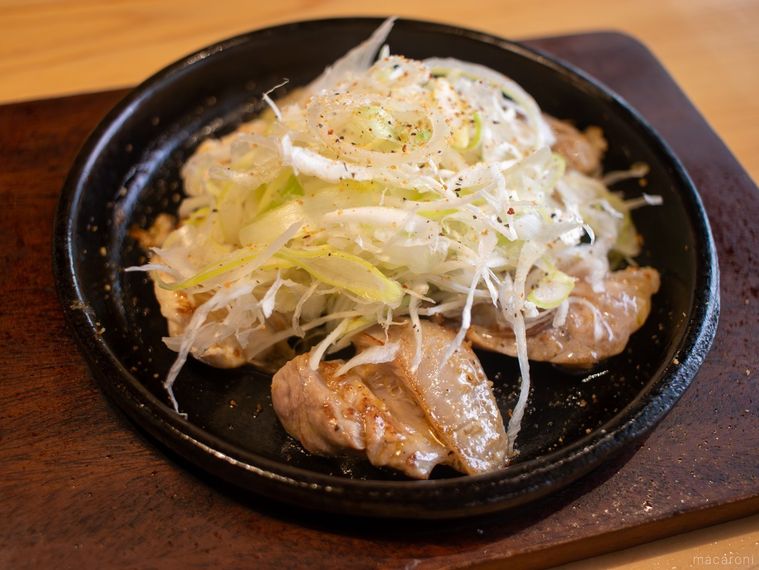 木製のテーブルに置かれた鳥貴族のみやざき地頭鶏のスパイス鉄板焼