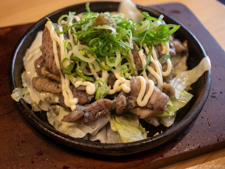 木製のテーブルに置かれた鳥貴族の親鳥鉄板焼柚子胡椒マヨ