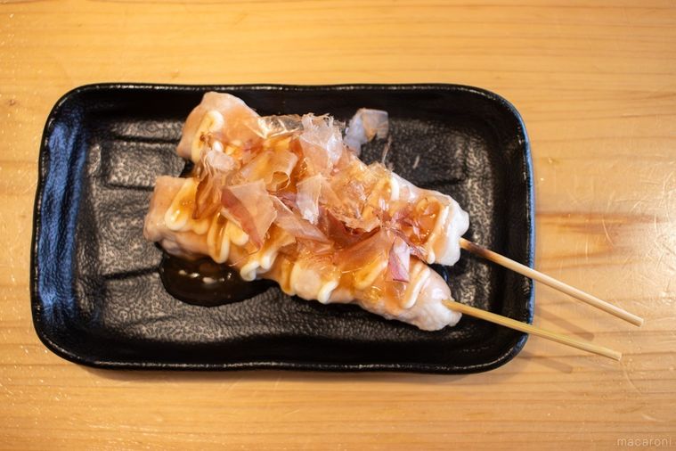 木製のテーブルに置かれた鳥貴族のささみ梅マヨ