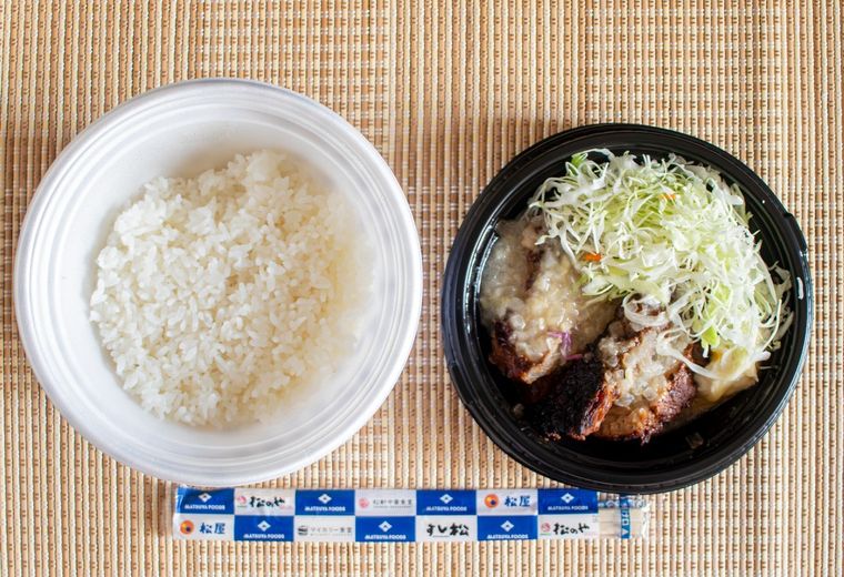 ざるの上に置かれたごはんとジャークチキン、割り箸