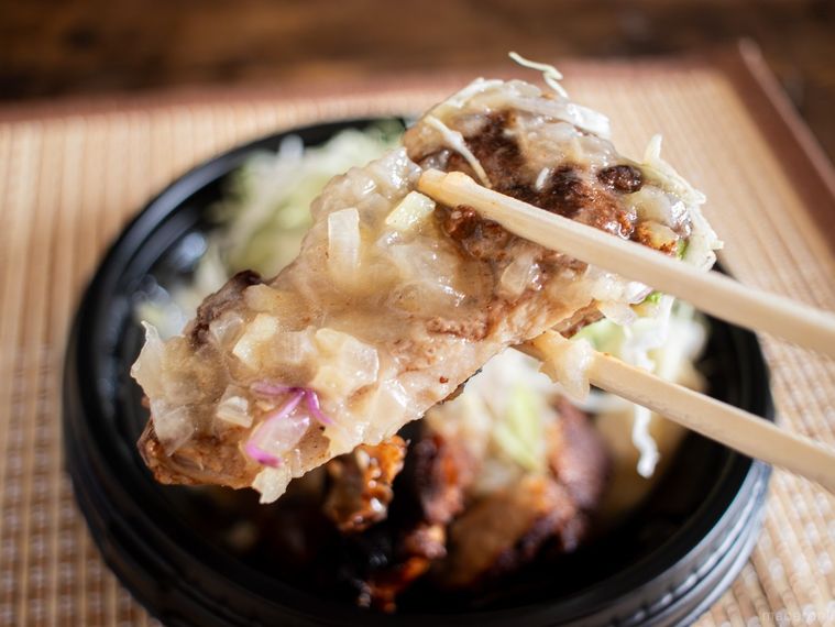 松屋ジャークチキンを箸上げしている