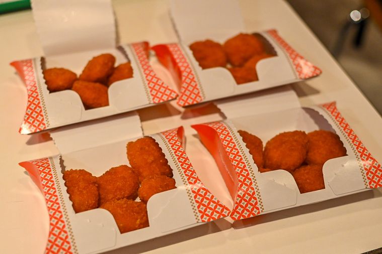 スナックが入ったパッケージを開けているところ