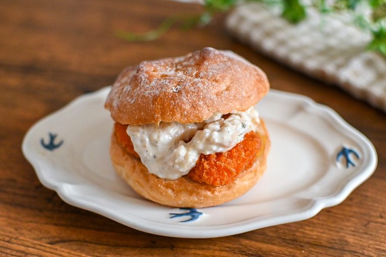 お皿にのったバーガー