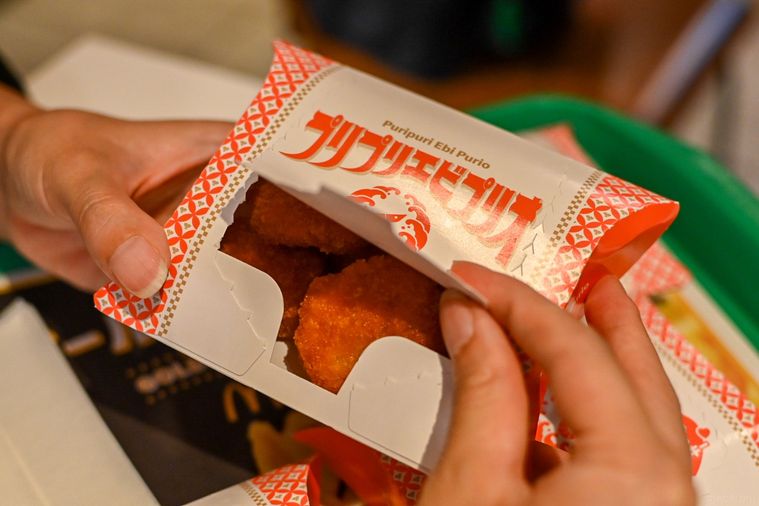 パッケージを開けているところ