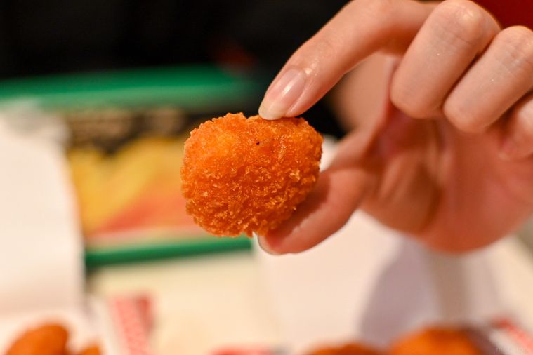 スナックを持っているところ