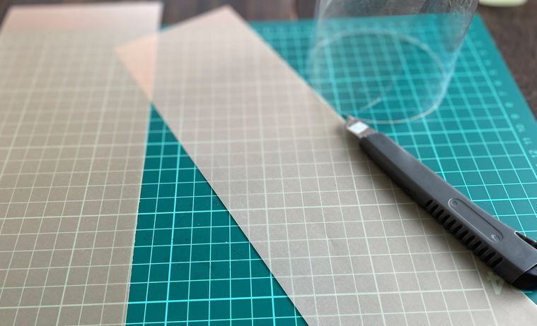 トレーシングペーパーをカッターでカットしているところ