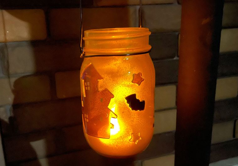 空き瓶で作ったハロウィンランタン