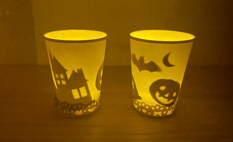 紙コップのハロウィンランタンに灯りをともした写真