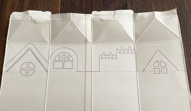 お城の切り抜き絵を描いた牛乳パック