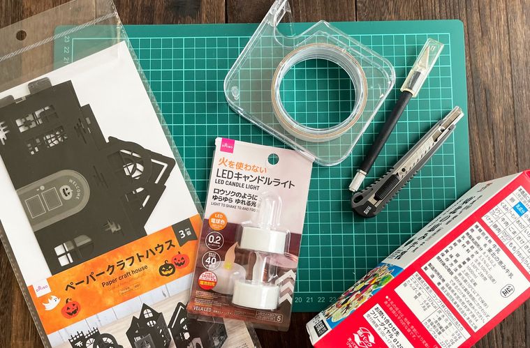 牛乳パックランタンの材料を並べた写真