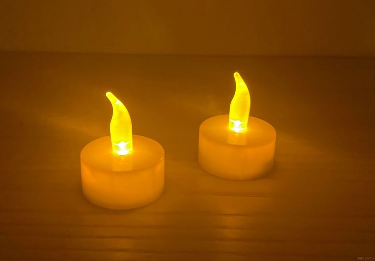 暗い部屋でダイソーのLEDキャンドルライトを灯している