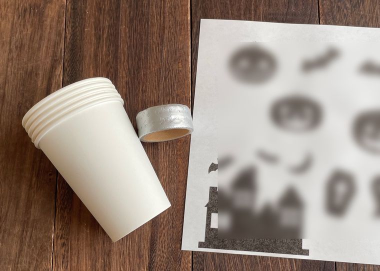 紙コップで作るハロウィンランタンの材料を並べた写真