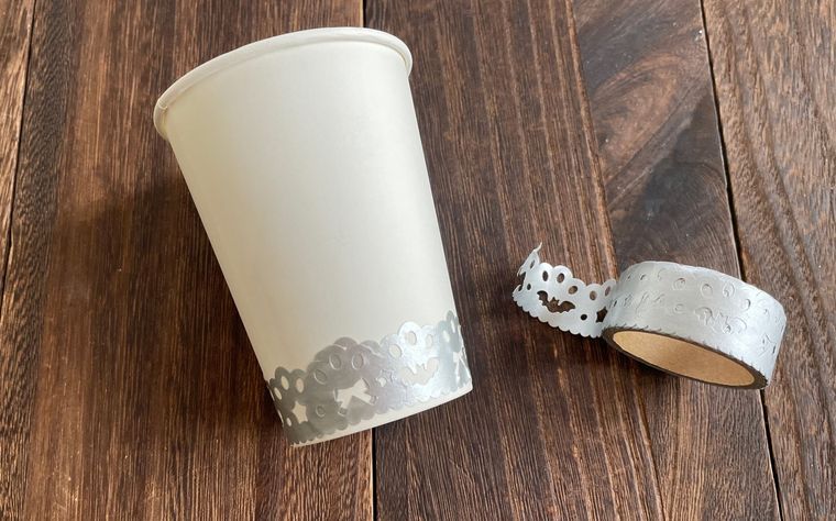 紙コップの底にマスキングテープを貼った写真