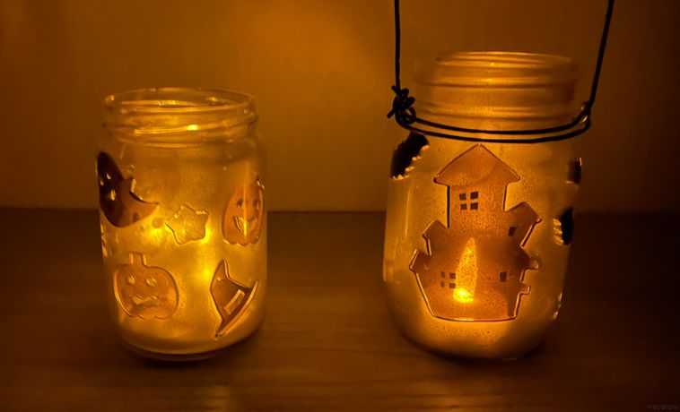 暗い部屋で空き瓶で作ったランタンを点灯した写真