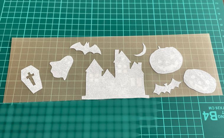 ハロウィンの切り絵を貼り付けたトレーシングペーパー