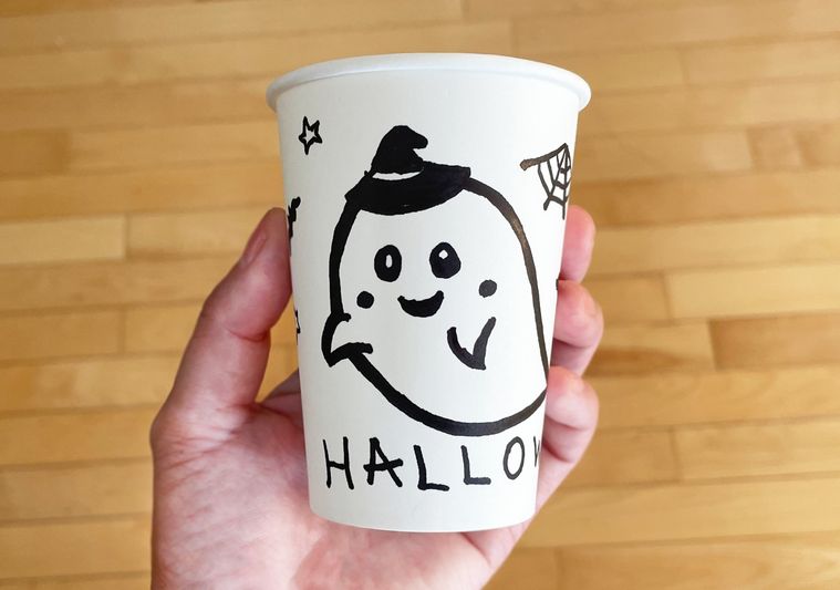 ハロウィンのイラストが描かれた紙コップ