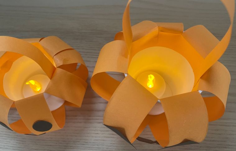 かぼちゃのランタンにキャンドルライトを設置している