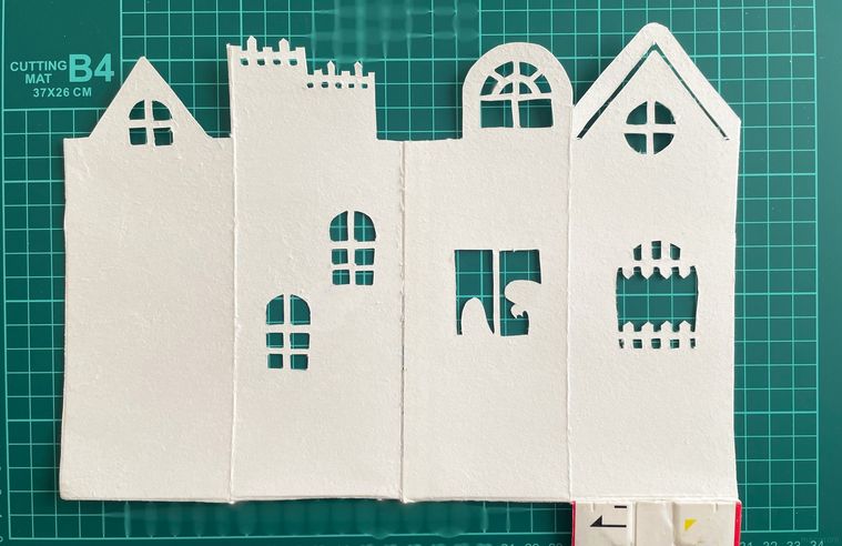 お城の形に切り抜いた牛乳パック