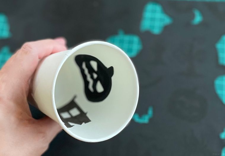 紙コップの内側に切り抜いたイラストを貼り付けた写真